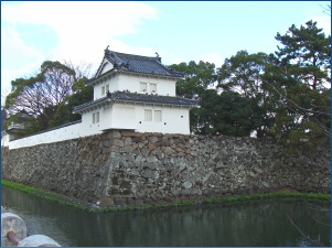 �{������E